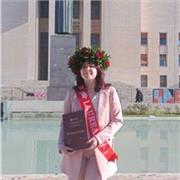 Laureata in Chimica triennale offre lezioni di Materie Scientifiche, in particolare Chimica e Matematica ma anche Inglese e aiuto compiti